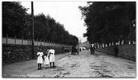 Egenes kirkegaard lå på høyre side av veien. Bildet er et postkort som er stemplet i 1913.
